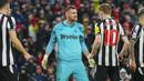 Kiper Newcastle United, Martin Dubravka (tengah) melakukan selebrasi setelah berhasil menggagalkan tendangan penalti dari pemain Liverpool, Mohamed Salah pada laga lanjutan Liga Inggris 2023/2024 di Anfield, Liverpool, Inggris, Selasa (02/01/2024) dini hari WIB. (AP Photo/Jon Super)