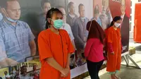RM, DN dan NA diamankan petugas Polda Sumsel, usai membuat cerita penyanderaan yang dilakukan di rumah DN di Kota Palembang Sumsel (Liputan6.com / Nefri Inge)