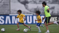 Pemain Brasil, Kaka berlatih didampingi putranya yang bernama Luca saat persiapan jelang laga penyisihan Piala Dunia 2018 melawan Argentina di Sao Paulo, Brasil, Selasa (10/11/2015). (AFP Photo/Nelson Almeida) 