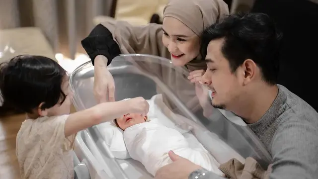 Dikaruniai Anak Kedua, Ini 6 Potret Keluarga Nadya Fricella dan Miqdad Addausy