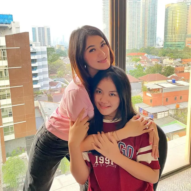 6 Potret Ade Bunga Niari Mantan Istri Pertama Andika Kangen Band dan