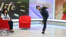 Iko Uwais beraksi saat menjadi bintang tamu di acara Dear Life, SCTV Tower, Jakarta, Rabu (28/7). Keahlian silat yang dimiliki Iko membuat dirinya menjuarai sejumlah turnamen. (Liputan6.com/Herman Zakharia)