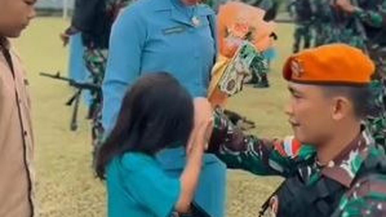 Kepulangan mereka disambut hangat oleh istri dan anak tercinta. <br>