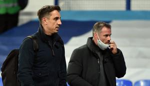 Gary Neville (kiri) dan Jamie Carragher dahulu sering berduel di lapangan. Kini keduanya kerap beradu argumen di stasiun televisi Inggris sebagai pandit sepak bola. (AFP/Peter Powell)