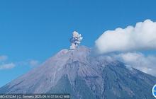 Fakta Erupsi Gunung Semeru: Empat Kali Meletus dalam Sehari, Kolom Abu Capai 800 Meter!