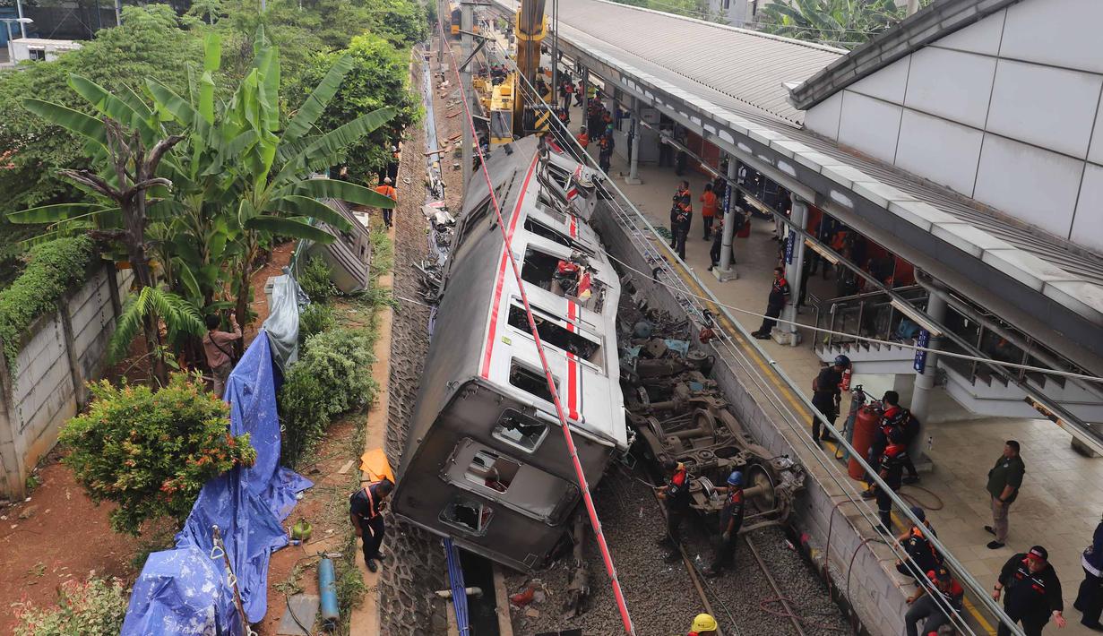 Petugas melakukan proses evakuasi gerbong Kereta Rel Listrik (KRL) Commuter Line pasca-tabrakan Kereta Api Jarak Jauh (KAJJ) Argo Bromo Anggrek relasi Gambir-Surabaya Pasar Turi di Stasiun Bekasi Timur, Bekasi, Jawa Barat, Selasa (28/4/2026). (merdeka.com/Arie Basuki)