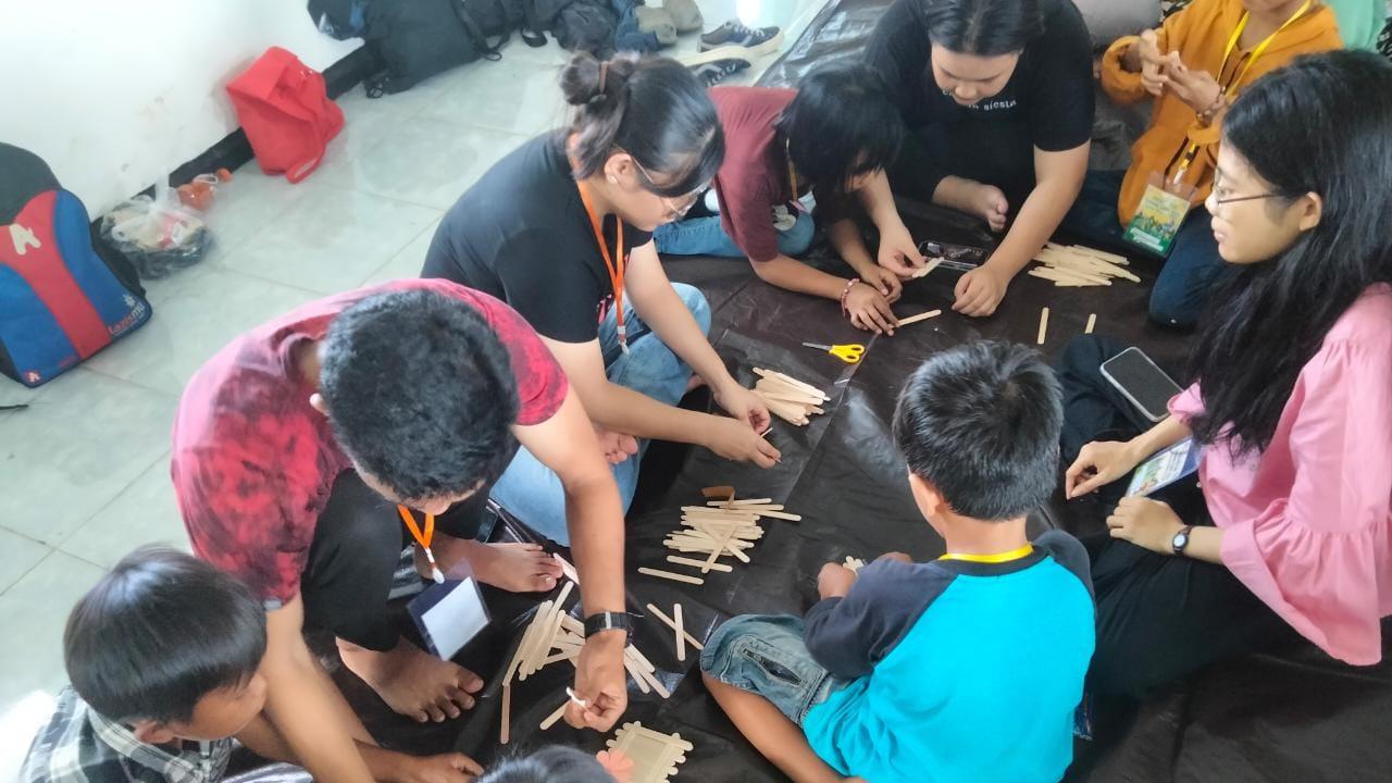 Summer Camp yang digelar oleh Komunitas Dinding Manado di Asrama Kiban Paniki, Kota Manado, Sulut, Jumat- Sabtu (2-3/06/2023).