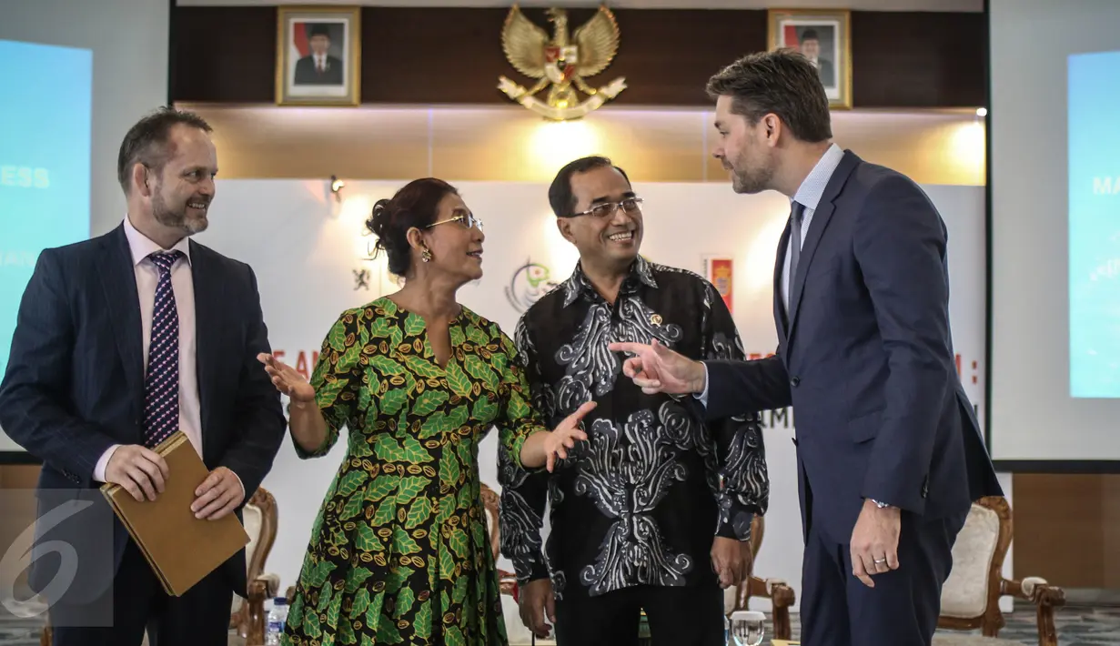 (Ki-ka) Dubes Norwegia untuk RI Stig Traavik, Menteri Susi Pudjiastuti, Menhub Budi Karya Sumadi dan Dubes Denmark untuk RI Casper Klynge menghadiri Marine and Fisheries Business dan Investment Forum di Jakarta, Senin (28/11). (Liputan6.com/Faizal Fanani)