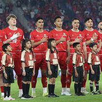 Para pemain Timnas Indonesia menyanyikan lagu kebangsaan Indonesia Raya dalam laga final FIFA Series 2026 melawan Bulgaria di Stadion Utama Gelora Bung Karno (SUGK), Senayan, Jakarta, Senin (30/03/2026). (Bola.com/M Iqbal Ichsan)