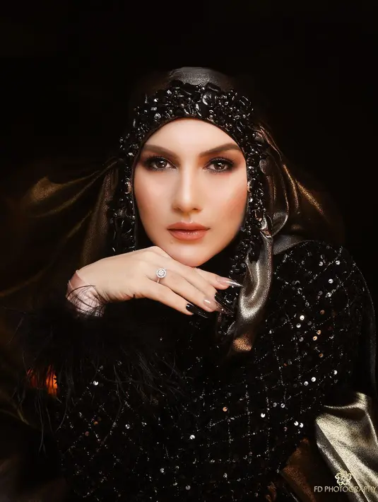 Dipulas oleh MUA La Ode Yusuf, wajah bule Irish Bella terlihat lebih flawless dan lebih berdimensi. [@fdphotography90]