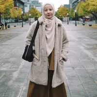 Dalam unggahannya di Instagram, Natasha Rizky tampak begitu menikmati liburannya di Negeri Sakura tersebut. Potretnya dalam liburan kali ini terlihat bak anak ABG. Gaya fashion autumn yang simpel hingga wajahnya yang baby face, membuat Natasha Rizky masih terlihat seperti ABG.(Liputan6.com/IG/@natasharizkynew)
