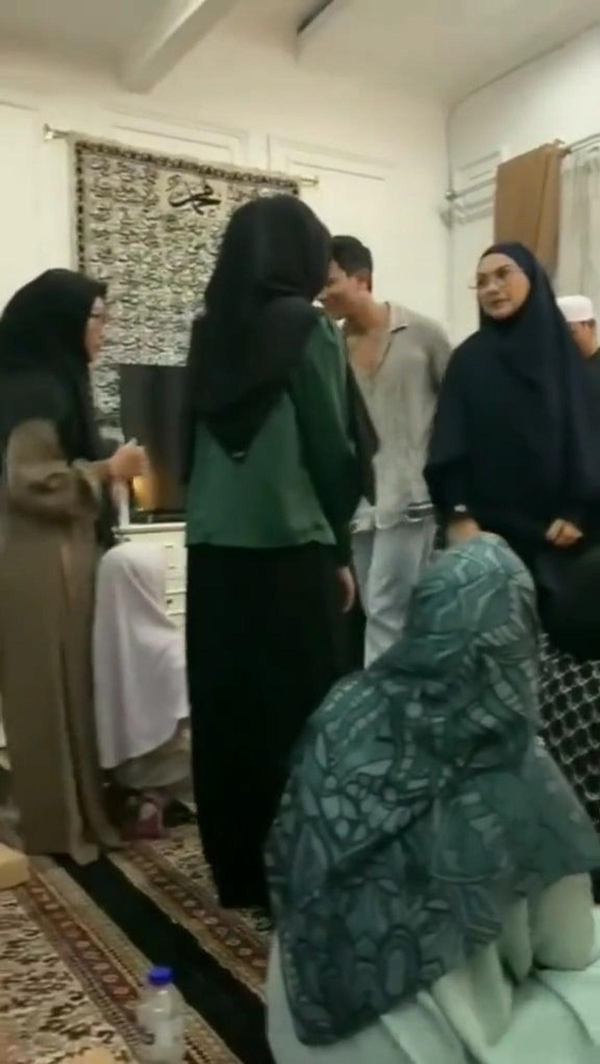 Namun, meski Ammar lewat tanpa berhenti, Irish Bella kemudian melihat ke arah suaminya yang baru saja keluar ruangan.