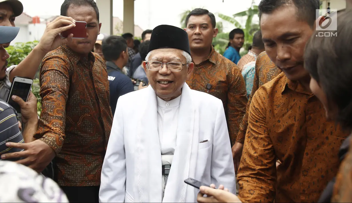 Cawapres nomor urut 01 Ma'ruf Amin usai menggelar pertemuan dengan istri Gus Dur, Sinta Nuriyah di Ciganjur, Jakarta, Rabu (26/9). Ma'ruf Amin juga meminta restu kepada keluarga Gus Dur berkaitan perhelatan Pilpres 2019. (Liputan6.com/Herman Zakharia)
