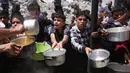 Sementara itu, perwakilan Organisasi Kesehatan Dunia (WHO) untuk Wilayah Pendudukan Palestina Rik Peeperkorn memperingatkan bahwa warga Gaza saat ini terperangkap dalam siklus mematikan. Kurangnya keragaman makanan, kekurangan gizi, dan penyakit saling memperparah satu sama lain. (Bashar TALEB/AFP)
