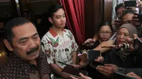 Ketua PDIP Solo yang juga Wali Kota Solo FX Hadi Rudyatmo didampingi Gibran Rakabuming Raka.(Liputan6.com/Fajar Abrori)