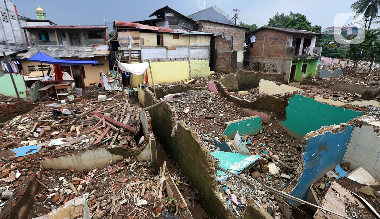 Suasana bangunan rumah yang telah dirobohkan di kawasan Rawajati, Jakarta Selatan, Jumat (21/10/2022). Sebelumnya, Dinas SDA DKI memastikan program normalisasi Sungai Ciliwung terus berjalan dengan prioritas di tujuh kelurahan yang merupakan lokasi rawan genangan. (Liputan6.com/Johan Tallo)