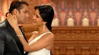 Katrina Kaif dikabarkan kembali ke pelukan mantan kekasihnya, Salman Khan, setelah putus dari Ranbir Kapoor.