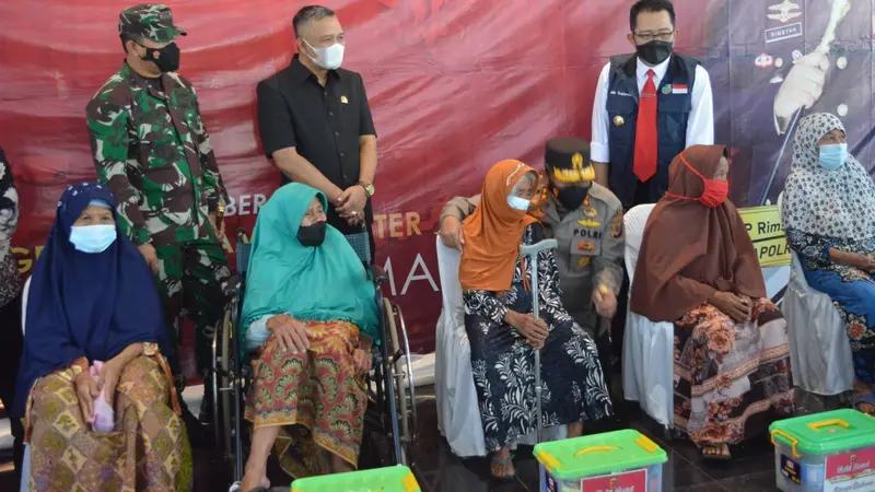 Mendapatkan pantauan langsung Kapolda Jabar Irjen Pol Suntana, pelaksanan vaksinasi di Kompleks Gedung Islamic Center (IC) Kabupaten Tasikmalaya berlangsung meriah.