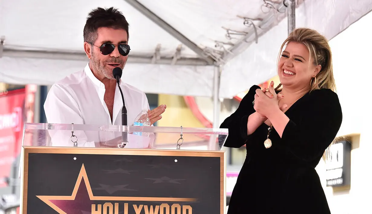 Mantan juri American Idol, Simon Cowell berbicara saat penyanyi dan pembawa acara talk show Kelly Clarkson meraih bintang Hollywood Walk of Fame di Los Angeles, Amerika Serikat, 19 September 2022. Setelah 20 tahun memenangkan musim perdana acara kompetisi menyanyi, Kelly Clarkson akhirnya diakui sebagai bintang di Hollywood Walk of Fame. (Photo by Jordan Strauss/Invision/AP)