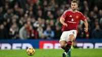 Bek Manchester United asal Belanda #04, Matthijs de Ligt, mengoper bola selama pertandingan Liga Primer Inggris antara Manchester United dan Chelsea di Old Trafford di Manchester, Inggris barat laut, pada 3 November 2024. (Paul ELLIS/AFP)