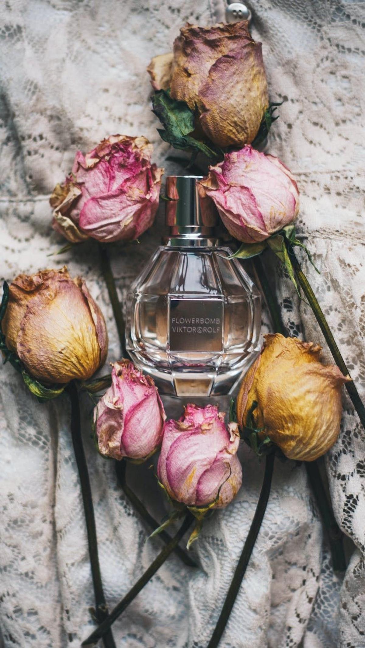 Jadi, mulailah eksperimen parfum alami Anda sendiri dan nikmati keharuman yang berasal dari tumbuhan-tumbuhan indah ini. Seperti yang dikatakan Coco Chanel, "Wangi adalah yang yang mampu mengingatkan pada kenangan yang indah."