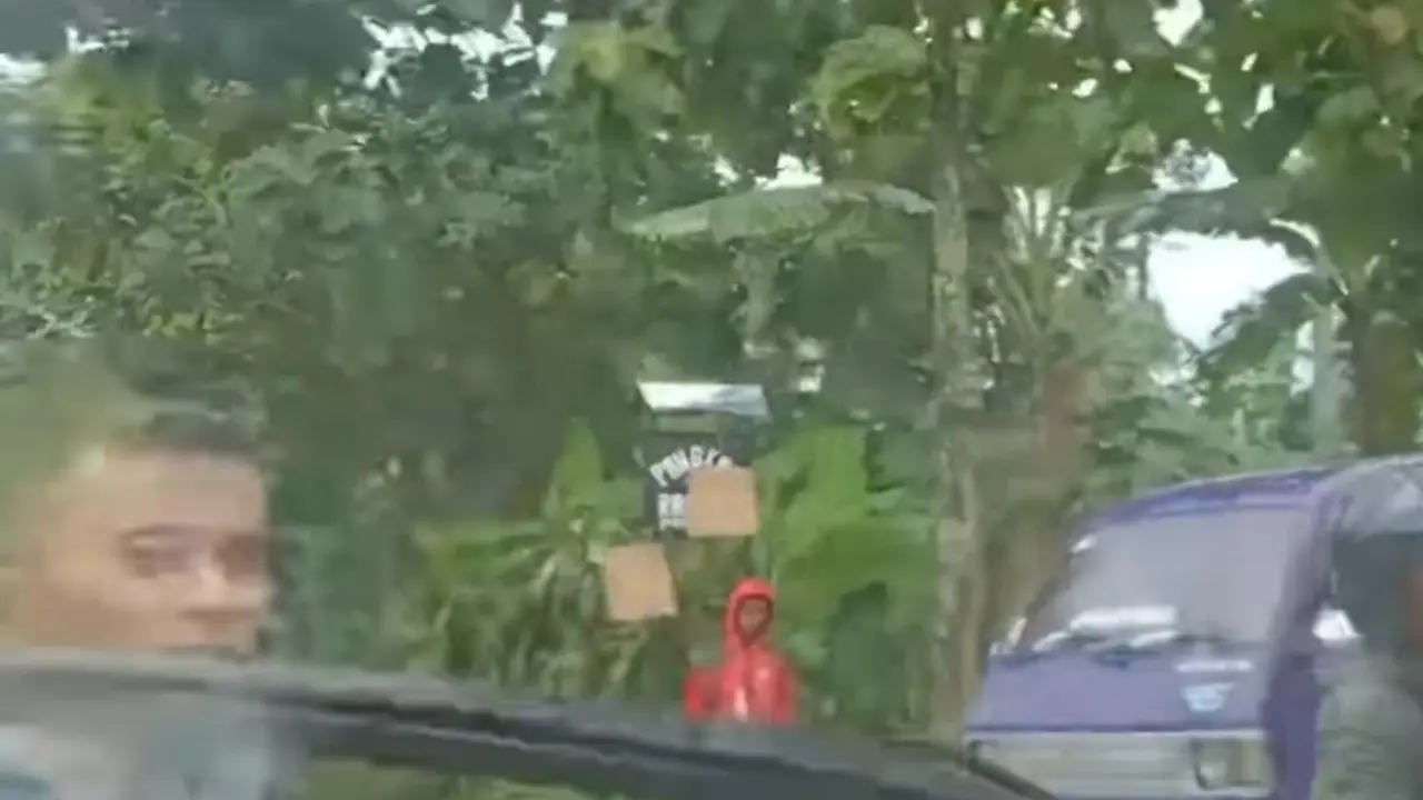 Tangkapan layar sejumlah warga mencegat mobil logistik relawan.