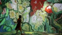 Seorang penari menari dalam pameran multimedia Van Gogh Live 8K yang menampilkan proyeksi lukisan seniman Belanda Vincent Willem van Gogh, pada pembukaan pameran untuk media dan tamu, di Rio de Janeiro, Brasil, Rabu (27/7/2022). (AP Photo / Bruna Prado)