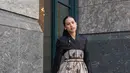 Maudy Ayunda tentu tak melewatkan kesempatannya untuk turut berpartisipasi di KTT ASEAN 2023. Ia berpose OOTD mengenakan atasan berkerah berwarna hitam, dipadu dengan rok yang tinggi yang menyambung dengan corsetnya bersiluet hanbok, bermotif batik cokelat. [Foto: Instagram/maudyayunda]