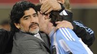 Pelatih Argentina, Diego Maradona, memeluk Lionel Messi usai ditaklukkan Jerman dengan skor 4-0 pada laga Piala Dunia di Stadion Green Point, Afrika Selatan, (3/7/2010). (AFP/Javier Soriano)