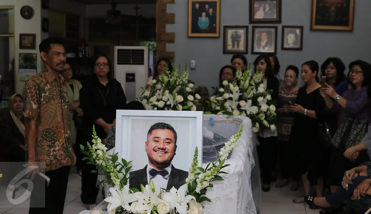 Jenazah Mike Mohede saat disemayamkan di rumah duka kawasan Bintaro, Tangsel, Senin (1/8). Ibunda Mike Mohede, Amin Yudhayani, terus menangis di samping peti jenazah penyanyi bernama asli Michael Prabawa Mohede. (Liputan6.com/Herman Zakharia)