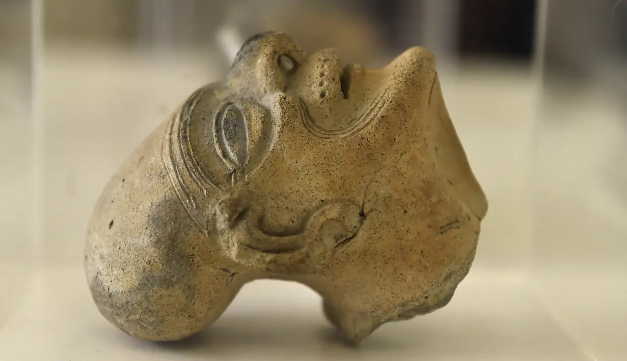 Sebuah patung yang ditemukan di Ekuador ditampilkan di Museum Nasional, Quito, Ekuador, Rabu (25/7). Sebanyak 13 kepingan artefak pra-Hispanik akan dilelang di Jerman. (Rodrigo BUENDIA/AFP)