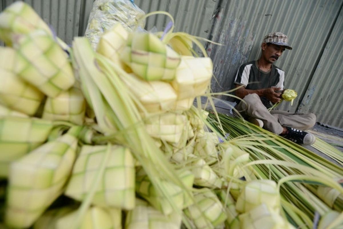 Berkah Lebaran, pedagang kulit ketupat di Palmerah panen rezeki