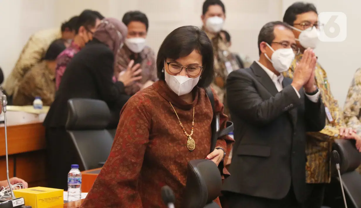 Menteri Keuangan Sri Mulyani sebelum rapat kerja Badan Anggaran DPR RI di Kompleks Parlemen, Senayan, Jakarta, Selasa (31/5/2022). Rapat membahas pembicaraan pendahuluan RAPBN tahun anggaran 2023 dan rencana kerja pemerintah tahun 2023. (Liputan6.com/Angga Yuniar)