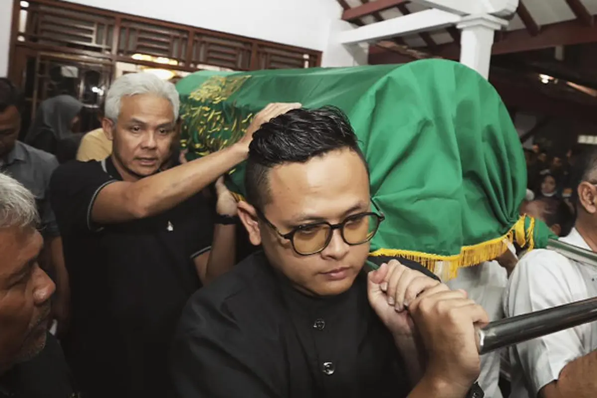Kakak Ganjar Pranowo Meninggal Dunia, Mantan Gubernur Jateng Hantarkan Jenazah ke Peristirahatan Terakhir
