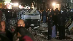 Mobil rusak terlihat di lokasi ledakan yang terjadi saat aparat keamanan menggerebek sebuah apartemen di Kairo yang diduga menjadi tempat persembunyian militan, Mesir, Kamis (21/1). Enam orang tewas, termasuk tiga polisi. (REUTERS/Mohamed Abd El Ghany)