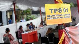 Suasana pemungutan suara ulang di TPS 01 Gambir, Jakarta, Sabtu (22/4). Terdapat 624 DPT dan 5 DPT tambahan yang ada di TPS 01, Gambir, Jakarta Pusat. (Liputan6.com/Helmi Fihriansyah)