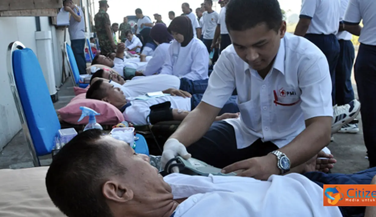 Citizen6, Sidoarjo: Ratusan prajurit Marinir Denma Pasmar-1 mendonorkan darahnya di lapangan apel Denma Pasmar-1, Sidoarjo, Jawa Timur, Senin (18/7). Donor Darah yang diselenggarakan PMI Cabang Sidoarjo ini untuk persediaan darah di PMI. (Pengirim: Budi A