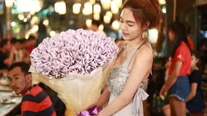 Orang Kaya! Cewek Ini Kasih Surprise Ulang Tahun Buat Pacarnya Berupa Bucket Uang Senilai 43 Juta Rupiah