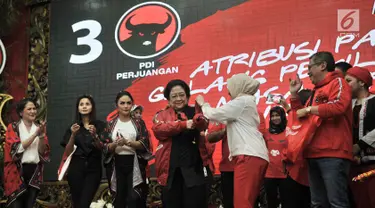 Ketum PDIP Megawati Soekarnoputri  mengenakan jaket bomber saat peluncuran Atribut Milenial di Kantor DPP PDIP, Jakarta, Kamis (20/9). Peluncuran Atribut Milenial untuk kampanye Pemilu 2019 ini diperagakan oleh para kader. (Merdeka.com/Iqbal S. Nugroho)