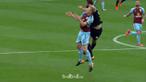 Berita video momen striker West Ham United, Andy Carroll, yang mendapat dua kartu kuning karena menyikut. This video presented by BallBall.
