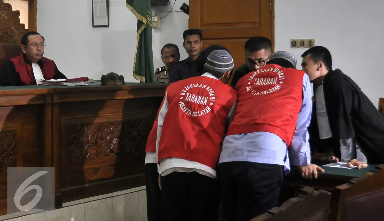Terdakwa Jayadi dan Sudaryatno divonis hukuman seumur hidup oleh PN Jakarta Selatan, Selasa (3/11/2015). Keduanya ditangkap oleh Satuan Reserse Narkoba Polres Jakarta Selatan 25 April lalu dengan barang bukti 145kg ganja. (Liputan6.com/Yoppy Renato)