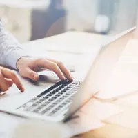 Ilustrasi seorang pria bekerja dengan laptop. (Credit: Shutterstock)