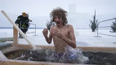 Seorang pria mandi di air dingin sungai Klyazma selama perayaan Epiphany tradisional saat suhu turun hingga sekitar -20 derajat di luar Moskow, Rusia (19/1/2021). Ribuan umat Kristen Ortodoks Rusia memperingati Hari Epiphany dengan berendam di kolam air es. (AP Photo/Alexander Zemlianichenko Jr)