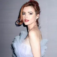 “Aku meminta pada pihak majalah untuk tidak mengubah apapun dari foto ini, dan aku pun juga khawatir. Dan itu aku alami, kita hanya manusia,” ungkap Bella Thorne di bagian awal tulisannya. (Instagram/bellathorne)