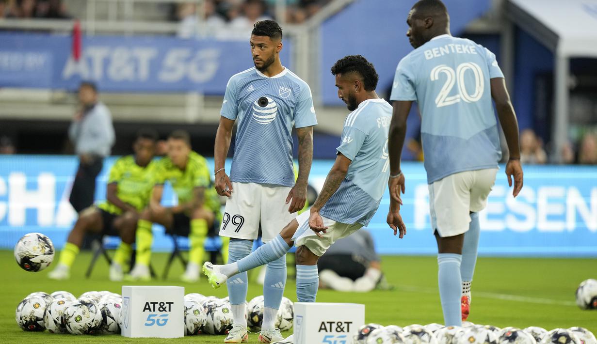 Tiga pemain MLS All-Stars (dari kiri) Dénis Bouanga, Jesús Ferreira dan Christian Benteke saat mengikuti kontes shooting challenge dalam MLS All-Stars Skills Challenge menghadapi Arsenal di Washington, Amerika Serikat, Selasa (18/7/2023) waktu setempat. (AP Photo/Alex Brandon)