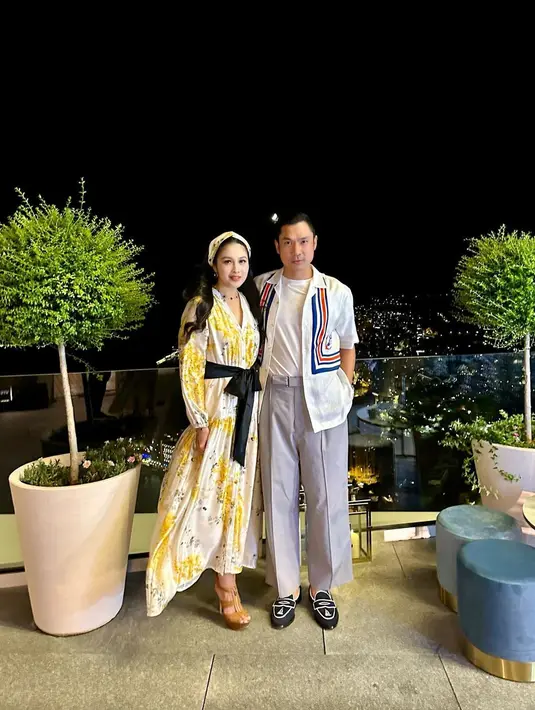 Kali ini, Sandra Dewi tampil cantik dengan dress musim panas bernuansa kuning. Dress lengan panjang ini memiliki detail pita hitam yang diikatkan di pinggangnya. Sedangkan Harvey tampil serasi dengan kaus putih ditumpuk dengan kemeja dengan sentuhan motif berwarna-warni, dan wide leg trouser berwarna abu-abu. [Foto: Instagram/sandradewi88]