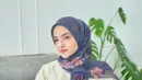 Opsi styling hijab segi empat bermotif, bisa sontek gaya selebgram Nisma Bahanan satu ini. [Foto: IG/nismabahanan].