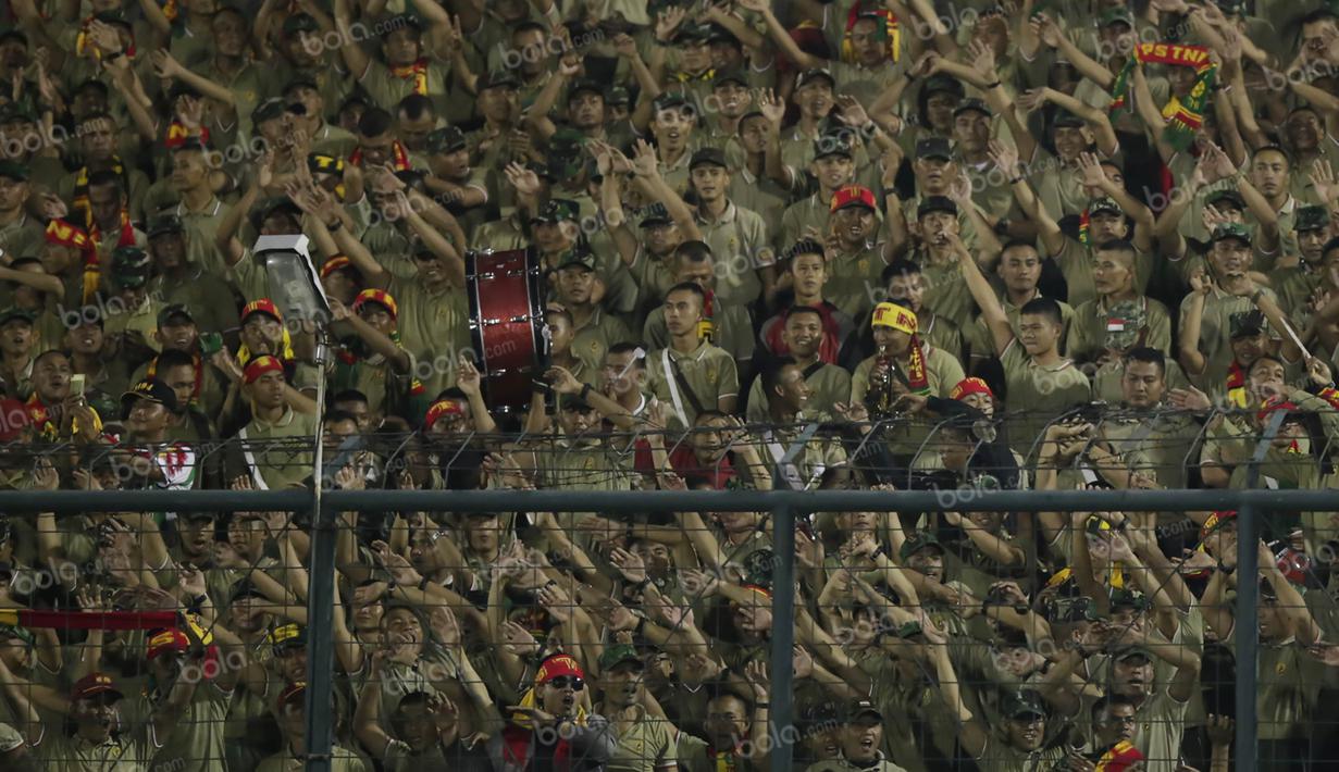 Ribuan suporter PS TNI memadati Stadion Siliwangi, Bandung, Minggu (1/5/2016), untuk menyaksikan laga Torabika Soccer Championship 2016 melawan Madura United. (Bola.com/Vitalis Yogi Trisna)