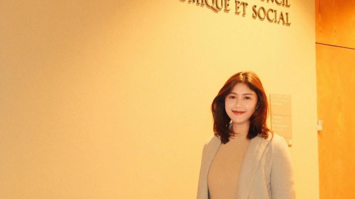 Gaya Layering Erina Gudono, Ikut Tren "One Day vs Day One" Saat Bekerja di UNESCO