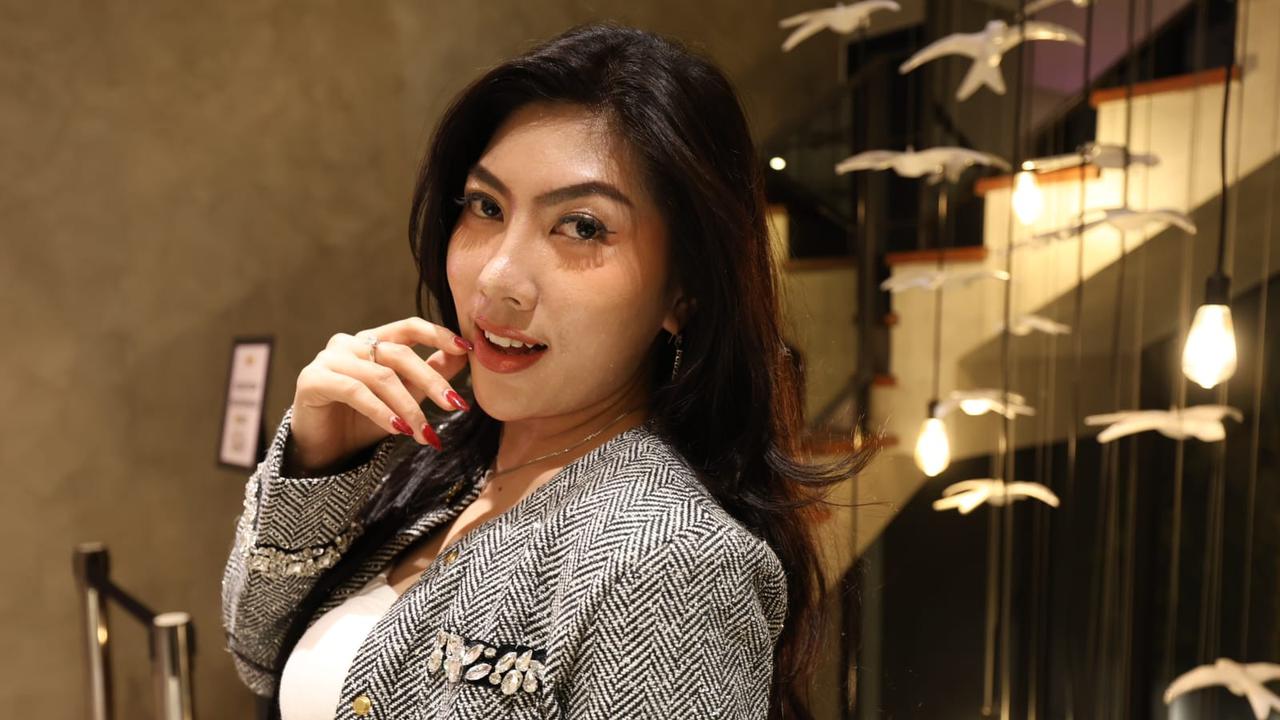 Ayunda, penyanyi dangdut yang dikenal sebagai "Syahrini Versi Dangdut